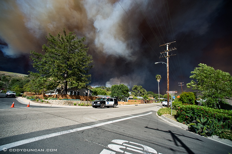jesusita fire santa barbara, California: Dark smoke fill sky over Mission canyon as seen from Foothill 