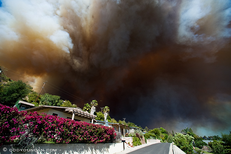 jesusita fire santa barbara, California: Thick clouds of smoke and ash fill sky over neighborhood